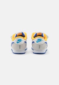 Nike Sportswear NIKE MD VALIANT (TDV) - Sapatilhas - summit white/racer blue/racer blue/white