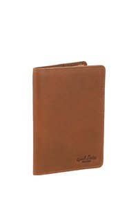 Portefeuille en cuir marron debout fermé avec des coutures visibles et "Gusti Leder studio" embossé dans le coin inférieur droit.