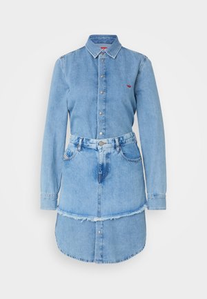 Jasnoniebieska sukienka dżinsowa z zapięciem na guziki z przodu, długimi rękawami i postrzępionym dołem, z dopasowaną talią i bocznymi kieszeniami.