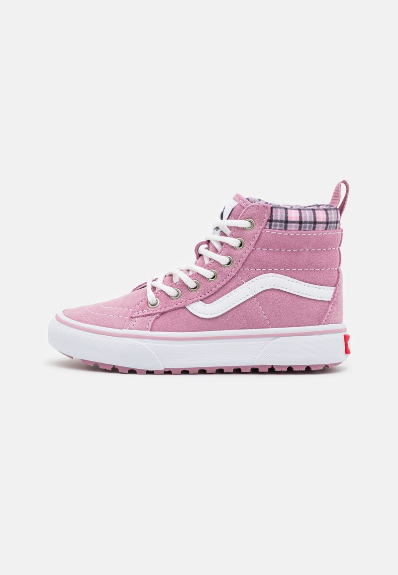 Baskets montantes roses avec lacets blancs, bande blanche sur le côté, col de cheville à carreaux, et semelle épaisse blanche avec des accents de crampons roses.