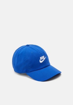 Casquette de baseball en coton bleu avec une visière incurvée, présentant un logo Nike blanc sur le devant et des détails de couture. Design traditionnel à six panneaux.