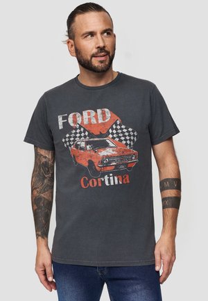 Grå bomulds t-shirt med et slidt print af en rød Ford Cortina og ternede flag, rund halsudskæring og korte ærmer.