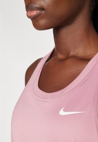 Nike Performance TANK - Toppi - elemental pink