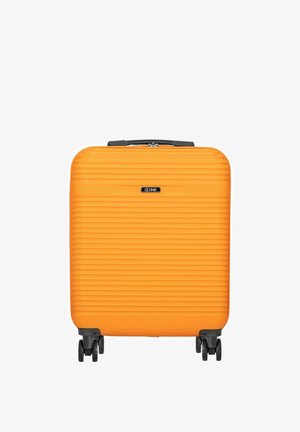 Jasnopomarańczowa, twarda walizka z poziomymi rowkami, czarną rączką, czterema czarnymi kołami oraz logo marki na środku przedniej części.