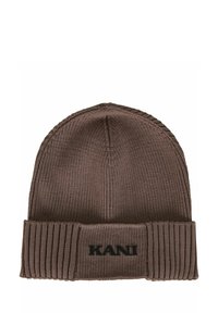 Căciulă tricotată maro cu margine ribbed. Prezintă un logo negru vizibil „KANI” pe față. Fabricată dintr-un material flexibil, texturat.
