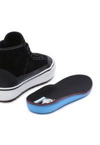 Baskets montantes en daim noir avec semelle blanche et accents noirs, accompagnées d'une semelle intérieure amovible avec une base bleue et un dessus noir.