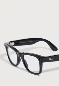 Schwarze Ray-Ban-Sonnenbrille mit rechteckiger Form, klaren Gläsern mit Farbverlauf, einem Logo am Bügel und einem Metallakzent.