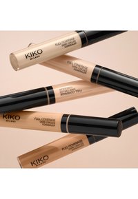 Correcteurs KIKO Milano à couvrance totale disponibles en plusieurs teintes adaptés aux tons de peau. Bouchons noirs élégants avec étiquettes imprimées, présentant une finition lisse et brillante.