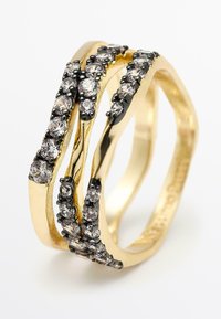 Anello d'oro con fasce intrecciate e accenti anneriti, adornato da pietre preziose trasparenti lungo le curve, che mostra texture variegate.