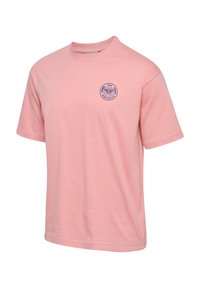 Lichtroze T-shirt met korte mouwen, ronde hals en klein donkerblauw rond logo op de linkerborst met de tekst "1923 Sportswear."