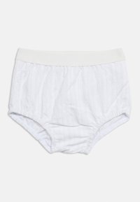 Λευκά βαμβακερά παιδικά βρακάκια με ελαστική μέση και ανοίγματα ποδιών σε απλό λευκό φόντο.
