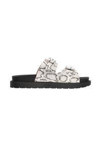 Sandale compensée noire avec deux larges lanières à motif serpent noir et blanc. Caractéristiques d'accents de boucle et d'une semelle texturée.