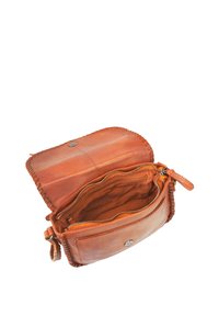 Lederen crossbody tas in warm oranje, met een gebogen vorm, gevlochten randen en een voorvak met een metalen drukknoop, en een zachte binnenkant.