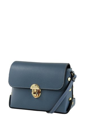 Blaue Lederhandtasche mit strukturierter Oberfläche, goldfarbenen Beschlägen, Klappverschluss und abnehmbarem Schulterriemen; seitlich mit dekorativen Nieten versehen.