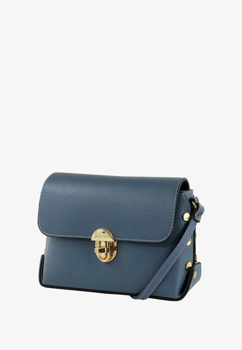 Blauwe leren handtas met een gestructureerde afwerking, gouden beslag, een klep sluiting en een afneembare riem; heeft decoratieve studs aan de zijkanten.