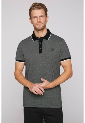 Grijze poloshirt met zwarte kraag en accenten. Bevat drie knopen en een subtiel logo op de linkerborst. Korte mouwen met gestreepte boorden.