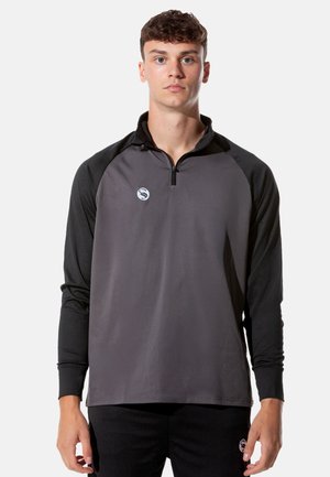 Dunkelgrauer sportlicher Pullover mit einem Viertelreißverschluss-Kragen, schwarzen Raglanärmeln, Logodetail auf der Brust und einer glatten, leichten Stoffoberfläche.