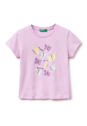 Lila peuter t-shirt met korte mouwen met pastelgele, paarse en blauwe vlinders en de tekst "Butterfly Stay All Together" op de voorkant.