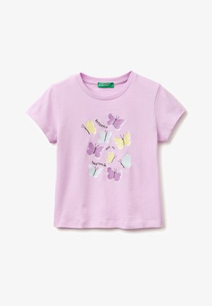 Fliederfarbenes kurzärmliges Kleinkind-Shirt mit pastellgelben, violetten und blauen Schmetterlingen und dem Text „Butterfly Stay All Together“ auf der Vorderseite.
