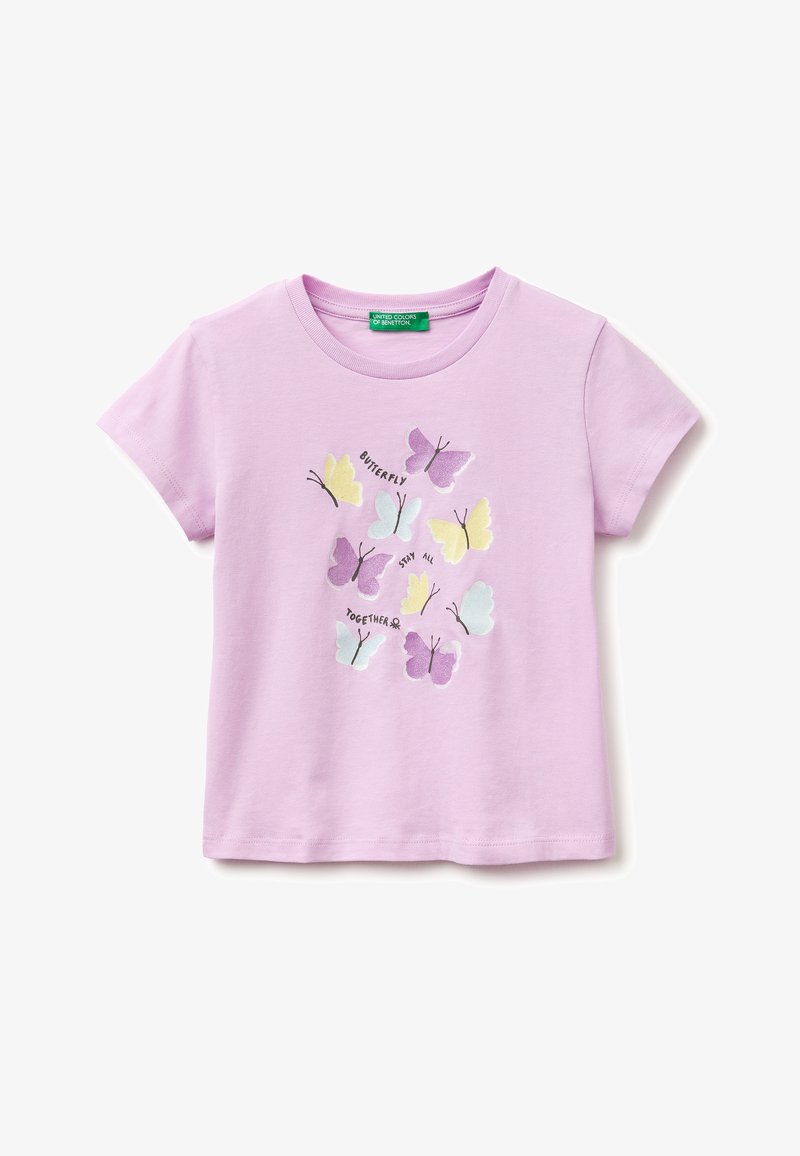T-shirt à manches courtes pour tout-petit lilas avec des papillons jaune pastel, violet et bleu, et le texte « Butterfly Stay All Together » sur le devant.