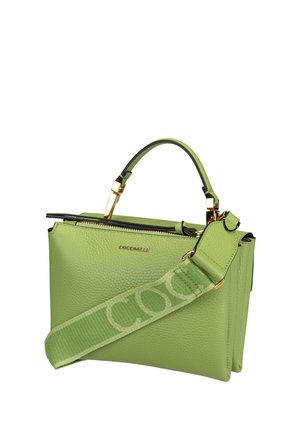 Sac à main en cuir texturé vert clair avec garnitures dorées, poignée courte et large bandoulière brodée traversant l'avant.
