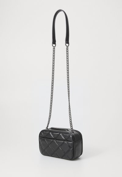 Bolsa de couro acolchoado preta com formato retangular, apresentando uma alça curta preta e uma corrente prateada para uso cruzado. Fecho com zíper.