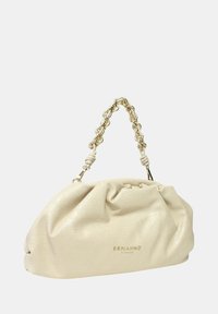 Borsa a mano in pelle color crema con finitura testurizzata, manico a catena e design arricciato. Presenta un logo del marchio sulla parte anteriore.