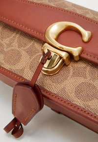 COACH SIGNATURE STUDIO BAGUETTE - Käsilaukku - tan/rust
