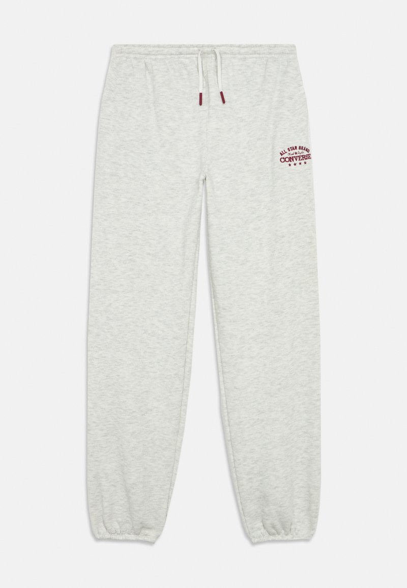 Hellgraue Jogginghose aus weichem Material, mit elastischem Bund und Kordelzug, sowie rotem Logo-Text auf dem linken Oberschenkel.