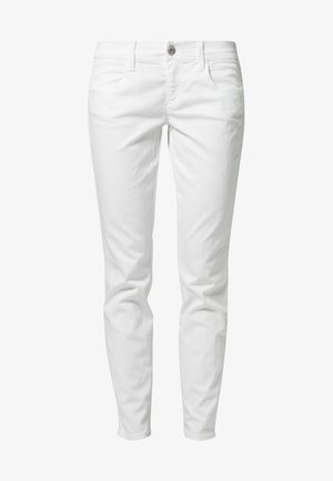 Pantalones blancos de corte ajustado con cierre frontal de botón y cremallera, bolsillos delanteros y trabillas para cinturón, presentados sobre un fondo blanco.