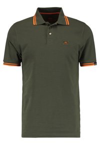 Olivgrön polo med tvåknapplås, krage och manschetter med orange ränder, samt en liten patchlogotyp på bröstet. Mjuk tygkänsla.