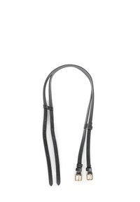 Czarne skórzane paski z złotymi klamrami. Dwa cienkie, elastyczne paski z otworami do regulacji rozmiaru, gładka tekstura.