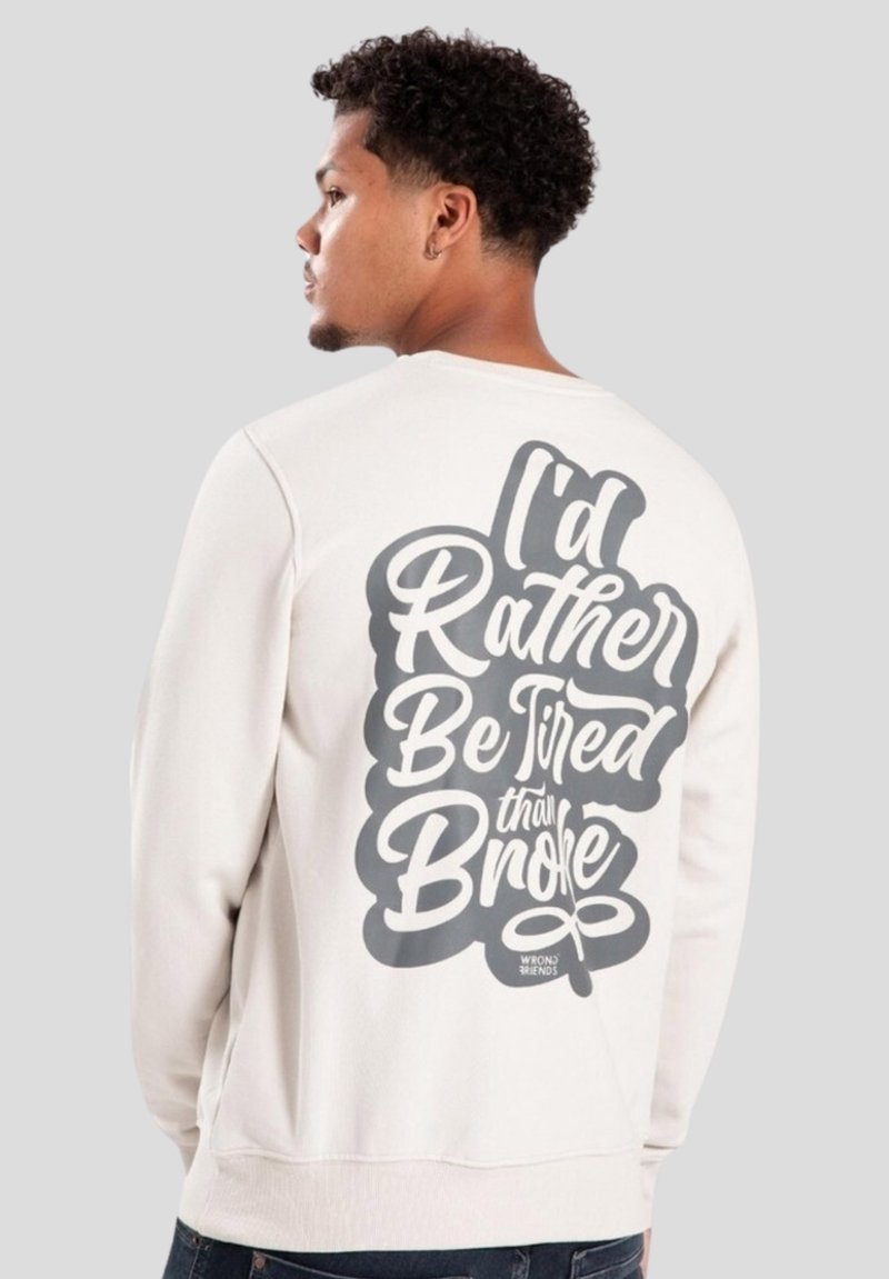 Sudadera gris clara con cuello redondo, con un gran texto negro en la parte posterior: "Preferiría estar cansado que en quiebra." Textura suave.