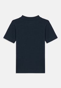 Σκούρο μπλε ναυτικό κοντομάνικο t-shirt με στρογγυλή λαιμόκοψη, τοποθετημένο επίπεδο με την πίσω πλευρά προς τα επάνω σε λευκό φόντο.