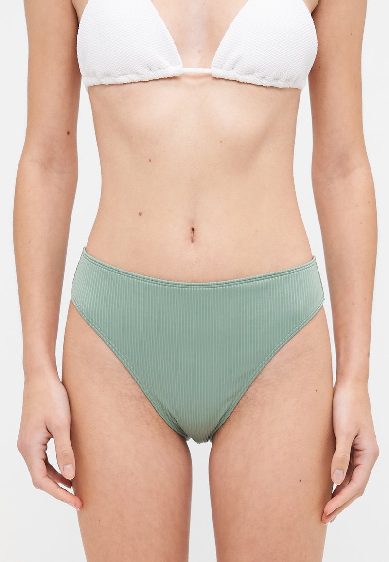 Aukštu liemeniu bikini dugnas, pagamintas iš tekstūruotos šviesiai žalios medžiagos su vertikaliu raukšlėjimu, su lygiomis kraštinėmis ir minimaliais siūlais.
