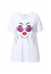 T-shirt blanc présentant un graphique d'un visage avec des lunettes de soleil, des lèvres rouges et des contours noirs. Manches courtes, tissu doux, coupe décontractée.