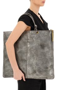 Grande borsa a tracolla in pelle argentata con finitura texture, dotata di due manici intrecciati e un piccolo tag in metallo dorato.