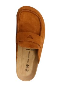 Brun ruskind slip-on sandal med bred rem og trekantsaccent. Har en polstret indersål og et afrundet tådesign. Størrelse 37.