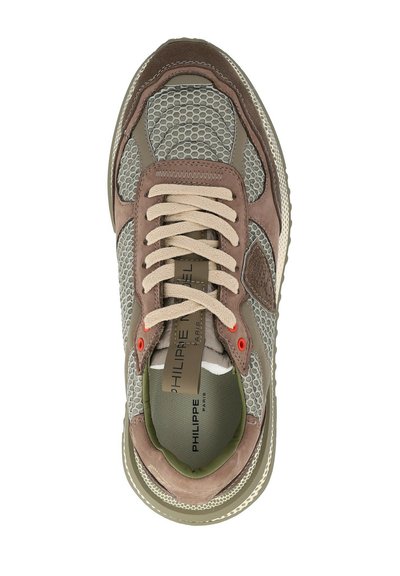 Sneaker da uomo con lacci beige, panno scamosciato marrone e pannelli in rete grigia, con il marchio "Philippe Model Paris" all'interno della scarpa.