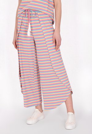 Gestreepte, pastelgekleurde wijde broek met een trekkoord in de taille en zijsplitten. Gemaakt van een zachte, ribbelstof. In combinatie met witte sneakers.