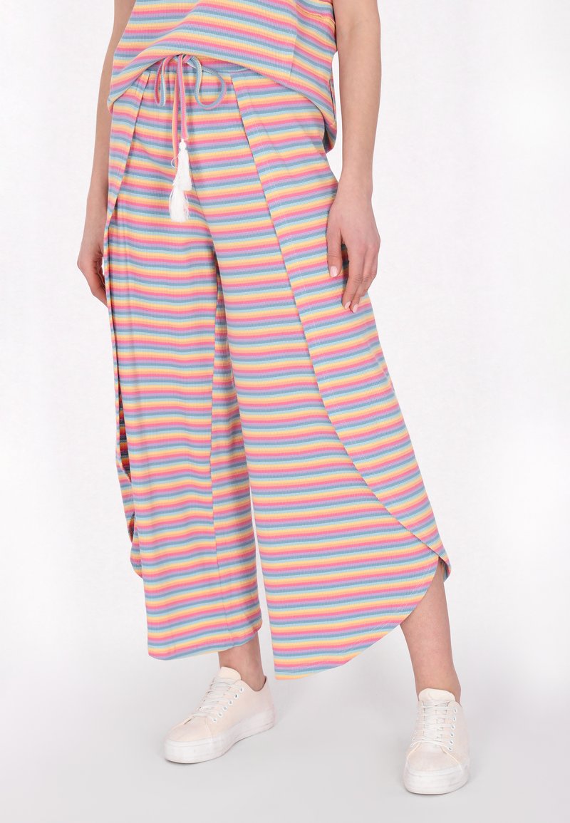 Gestreepte, pastelgekleurde wijde broek met een trekkoord in de taille en zijsplitten. Gemaakt van een zachte, ribbelstof. In combinatie met witte sneakers.