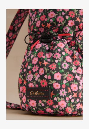 Geantă din material textil cu snur, cu model floral în nuanțe de roz, roșu și verde pe fundal negru, având o etichetă cu sigla Cath Kidston.