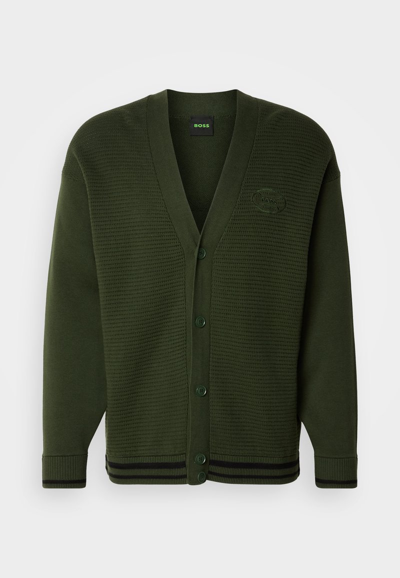 Ciemnozielony sweter z dzianiny z dekoltem w serek, sześcioma guzikami i ściągaczami na rękawach. Posiada logo marki po lewej stronie.