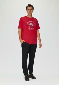 s.Oliver MIT FLAMMGARNSTRUKTUR - T-shirt print - himbeere