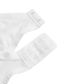 Tirante de sujetador blanco con tejido suave y liso con cierre de gancho y ojo. Varias opciones de ajuste para un mejor ajuste en la banda.