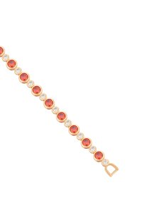 Bracciale in tono oro con rhinestones rossi e trasparenti alternati. Forma rotonda, texture liscia e chiusura a un'estremità.