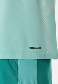 Unselected, green