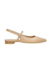 Scarpa beige in pelle con punta arrotondata, tacco in legno piatto e cinturino regolabile con un dettaglio in metallo a fibbia.