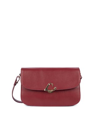Sac bandoulière en cuir rouge avec fermoir doré en forme de cœur et bandoulière réglable, texture lisse, forme rectangulaire aux bords arrondis.
