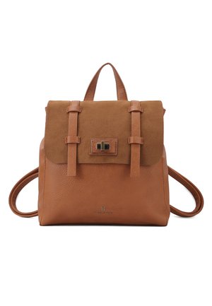 Zaino in pelle tan con pattina in suede, chiusura a due fibbie e spallaccio regolabile. Presenta un logo sottile sulla parte anteriore.